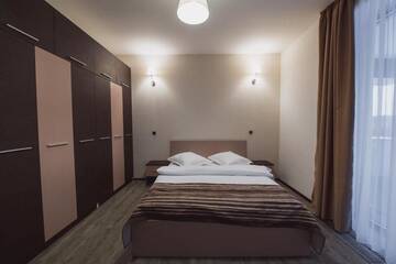 Фото номера Улучшенный двухместный номер с 1 кроватью Апарт-отели Silver Mountain Resort &amp; Spa г. Пояна-Брашов 2