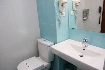 Фото номера Улучшенный номер с кроватью размера «king-size» Отель Hotel Poiana Ursului г. Пояна-Брашов 4