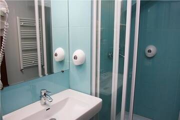 Фото номера Улучшенный номер с кроватью размера «king-size» Отель Hotel Poiana Ursului г. Пояна-Брашов 3