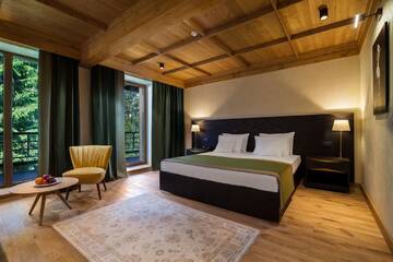 Фото номера Номер Делюкс с кроватью размера «king-size» Отель Ana Hotels Bradul Poiana Brasov г. Пояна-Брашов 2