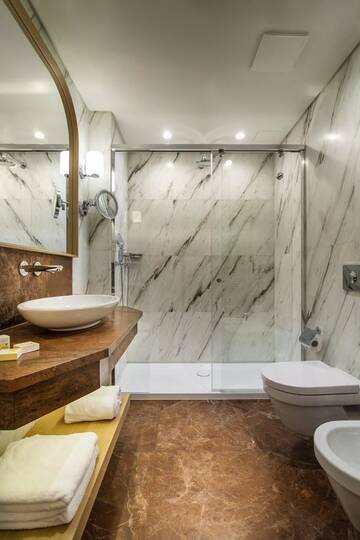 Фото номера Номер Делюкс с кроватью размера «king-size» Отель Ana Hotels Bradul Poiana Brasov г. Пояна-Брашов 7