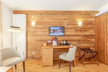 Фото номера Улучшенный двухместный номер с 1 кроватью Отель Teleferic Grand Hotel г. Пояна-Брашов 2