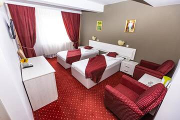 Фото номера Двухместный номер с 2 отдельными кроватями Отель Hotel Miraj г. Пояна-Брашов 10