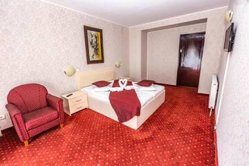 Фото номера Улучшенные апартаменты Отель Hotel Miraj г. Пояна-Брашов 2