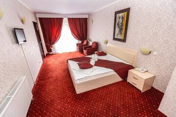 Фото номера Улучшенные апартаменты Отель Hotel Miraj г. Пояна-Брашов 3