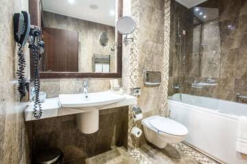 Фото номера Представительские апартаменты с 2 спальнями Курортные отели Alpin Resort Hotel г. Пояна-Брашов 4