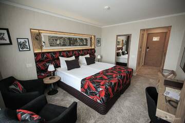 Фото номера Двухместный номер Делюкс с 1 кроватью Курортные отели Alpin Resort Hotel г. Пояна-Брашов 2
